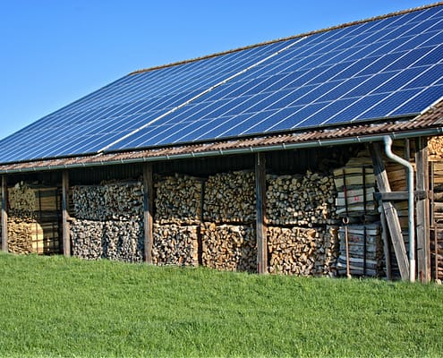 instalacione aislada con paneles solares en techo