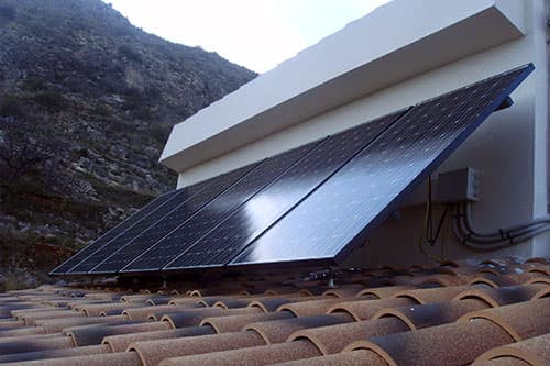 ejemplo de instalación de energía solar fotovoltaica en una casa aislada